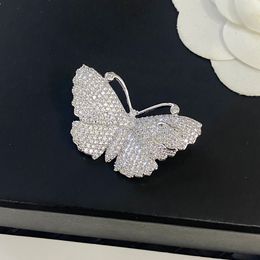 Pins de mariposa de letras de alta calidad Broche Varias mujeres famosas Insolas Diamond Broch Brand Designer Broches Accesorios para mujeres para la cena