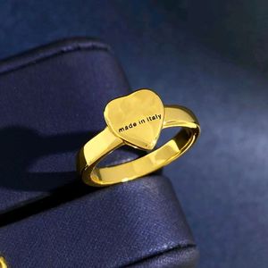 Anillo en forma de corazón de lujo ligero de alta calidad con un diseño fresco y fresco, anillo de pareja de moda Instagram simple y de moda