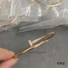 Brangle de luxe de haute qualité Carter V Gold plaqué Mijin Fashion Fashion Edition Nail Bracelet avec tube creux en diamant CNC Mesh rouge