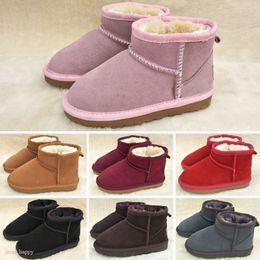 Hoogwaardige luxe cassical sneeuwschoenen mini u5854 vrouwen kinderen sneeuwschoenen houden warm noute nieuwste mode schapenvacht koeienhuid echt lederen pluche laarzen