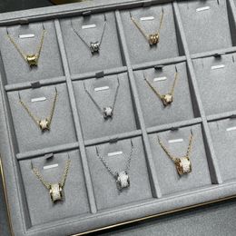 Collier pendentif à ressort en céramique de luxe de haute qualité Vgold CNC Craft Style de charité blanc noir collier en céramique pour femmes BGN8001