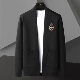 Cardigan tricoté de haute qualité avec broderie d'abeille de luxe pour hommes au printemps et en automne tendance coréenne manteau pull décontracté pour jeunes 240229
