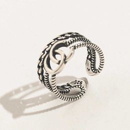 Hoogwaardige luxe sieraden Franse stijl Kleine holle out brede versie eenvoudige persoonlijkheid Koper Ancient Silver Open Mouth Ring