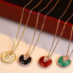 Hoogwaardige luxe ketting 18k goud vergulde amulet ketting voor vrouwen ingelegd met witte rode en zwarte agaat cirkelvormige hangende sleutelbeen ketting