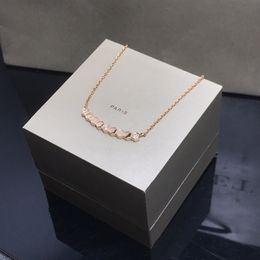 Collier de luxe de haute qualité en nid d'abeille collier de collier de collier shangmei pour femme v or plaqué avec diamant pendentif de Noël cadeau de fête de Noël