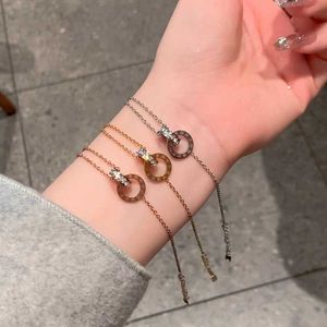 Hoogwaardige luxe ketting Romeinse digitale titanium stalen armband voor meisjes in 2024 Nieuwe beste vriend lichte luxe niche en prachtige handgemaakte sieraden