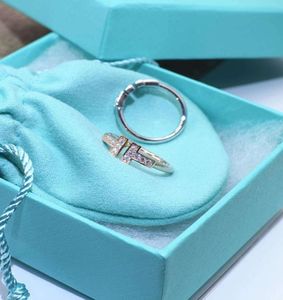 Hoogwaardige mannelijke en vrouwelijke designer ring luxe sterrenontwerper dubbele t diamant ring handgemaakte diamanten set 18k goud vergulde packagi9024313