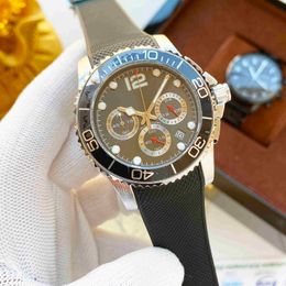 Hoogwaardige man Fashion Designer Watch Mens multifunctionele horloges 42 mm kwarts beweging polshorloge Montre de luxe lederen polshorloges