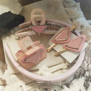 Triangle Matte Vintage Designer Geschenkklemmen Nieuwe vrouwen Pink Black S Clip grote metalen metalen barettes Herfstmodemerk Haar sieraden