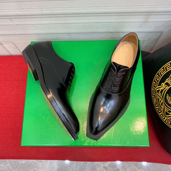 Chaussures décontractées d'affaires pointues de haute qualité pour hommes, chaussures simples à lacets en cuir verni en peau de vache à coupe profonde et basse, chaussures formelles à talons carrés