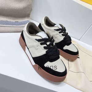 Zapatos de alta calidad para hombres y mujeres Zapato casual de cuero Zapatillas de deporte más vendidas Impresión Caminar lienzo Zapatilla de deporte Plataforma Zapato Bordado Zapatos de vestir finos