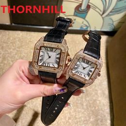 Hoogwaardige mannen Women Square Roman Dial Watch Shinning Diamonds Ring Full Iced Out Watches Leather Brown Black Red Quartz Movemen245o