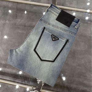 Hoogwaardige heren jeans ontwerper mannen slanke kleine rechte katoen casual denim broek fashiona driehoeksbrief grafische denims broek