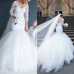 Hoge Kwaliteit Mermaid Trouwjurk Dubai Custom Made V-hals Kant Applique Lange mouwen Bruidsjurken met Tiered Tulle Sweep Train