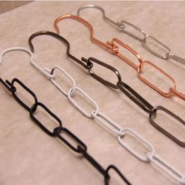 Cadena de colgantes de metal de alta calidad con gancho para múltiples ropa en una tienda de vestimenta y anillos de perchas múltiples para ropa