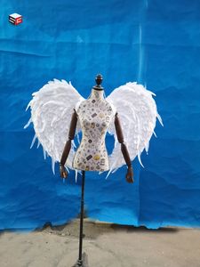 L'aile ange blanche en plumes naturelles de haute qualité peut plier Belle décoration de toile de mariage accessoires de prise de vue de studio créatif