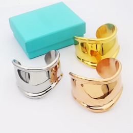 Nouveau bracelet irrégulier de haute qualité Atmosphère de conception de bracelet lisse Processus de placage simple Bracelets de conception irrégulière uniques trois couleurs disponibles tiffaies