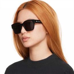 Nuevo diseñador de lujo de alta calidad La nueva red femenina de moda de B de moda rojo con gafas de sol de marco grande BB0215