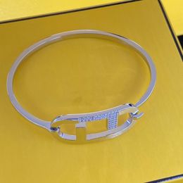 Créateur d'atmosphère de conception de lettre de niche de haute qualité à la mode et attrayant cadeau d'anniversaire de fête de bracelet de charme