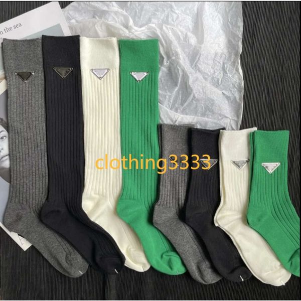 Haute qualité Niche étiquette lettre tube long double aiguille large bande mode bas couleur unie luxe haut niveau d'apparence chaussettes pour femmes