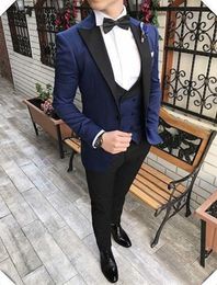 Haute qualité un bouton bleu marine smokings marié pic revers mariage / bal / dîner garçons d'honneur hommes costumes blazer (veste + pantalon + gilet + cravate) W1360