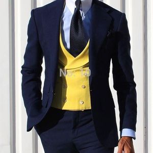 Haute qualité un bouton bleu marine smokings marié cran revers hommes costumes mariage / bal / dîner meilleur homme blazer (veste + pantalon + gilet + cravate) W436