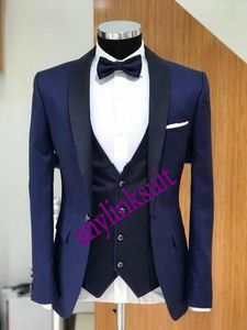 Hoge Kwaliteit One Button Navy Blue Groom Tuxedos Sjaal Revers Bruiloft / Prom / Diner GroomsMen Mannen Past Blazer (jas + Broek + Vest + Tie) W1406