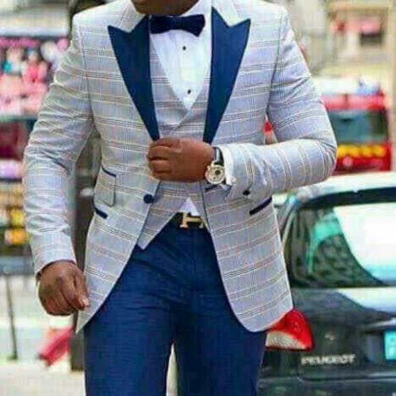 Smoking dello sposo di alta qualità scozzese blu chiaro con un bottone di alta qualità Groomsmen con risvolto a picco Abiti da ballo per uomo (giacca + pantaloni + gilet + cravatta) NO: 1475