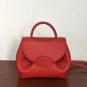 Sac fourre-tout en cuir de vachette surdimensionné de haute qualité Sac à bandoulière incliné à grand volume Sac à bandoulière élégant avec visage souriant Sac à main fourre-tout Taille du portefeuille: S