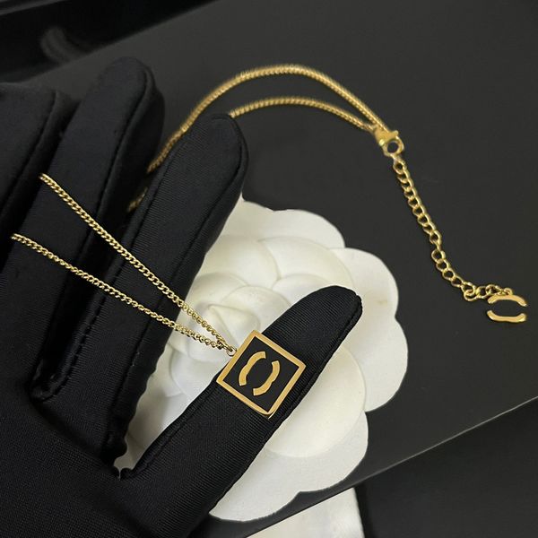 Collier pendentif de haute qualité Designer LETTER LETTRE PENDANT PENDANTS FEMMES BIELLIE DE MODE Collier de Noël en acier inoxydable Collier de Noël avec boîte