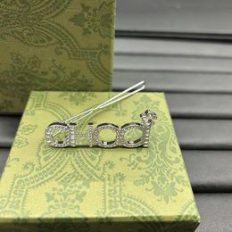 Pins de alta calidad Broches de letras de diamantes Mujeres Gombado de ropa Sliver de ropa Broche Famoso Regalos de bodas Regalos de alta calidad 6 estilos