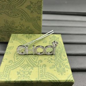 Épingles de haute qualité Brooches de lettre de diamant Femmes Gold Sliver Vêtements Chapeau Brooch Famous Wedding Gift Bijoux Cadeaux de haute qualité 6 styles