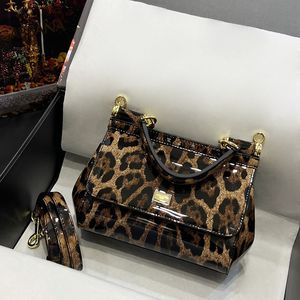 Cartera de Pochette de alta calidad Mini monederos Bolso de diseño cruzado Bolso de hombro Bolsos de mujer Bolsos de cuero con estampado de leopardo Bolsas triangulares lisas