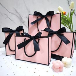 Haute qualité joli sac cadeau rose boîte-cadeau ornement pyjama livre poignée noire avec ruban boîte en papier sac emballage kraft 240304