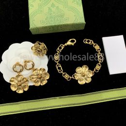 Haute qualité rétro classique fleur bracelet à breloques chaîne personnalité exagérée lettre boucle d'oreille balancent pour les femmes fête de mariage bijoux accessoires cadeau