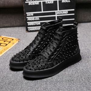 Rivets de haute qualité Embellies Men Chaussures décontractées Lace Up Up Black Sneaker Spike Flats Brand Star Shoes Homme Chaussures Da02