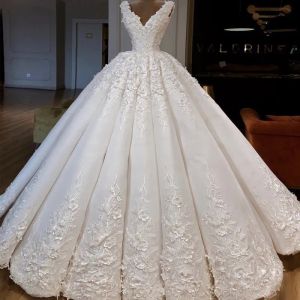 Robe de mariée à volants de haute qualité, col en V, avec des appliques florales 3D, froncée, grande taille, avec train de balayage