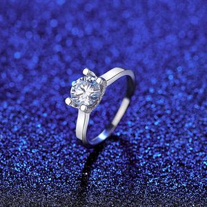 Hoge kwaliteit S925 sterling zilver Moissanite Europese stijl bruiloft Mosan Diamond S Sier Prachtige glanzende zirkoon Sexy damesring met vier klauwen High-end sieraden