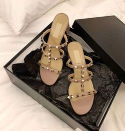 Sandales de haute qualité Designer Sandal Summer Slide Shoes Slipper 2024 Nouveau étalon en cuir Nude Femmes Rivet Talons épais