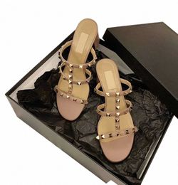 Sandalias de alta calidad Diseñador de lujo Sandalia Verano Zapatos de diapositivas para mujer Zapatilla 2024 Nuevo Stud de cuero Desnudo Remache de mujer Tacones gruesos Versátil Fi 6 55DQ #