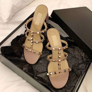 Sandalias de alta calidad Diseñador de lujo Sandalia Verano Zapatos de diapositivas para mujer Zapatilla 2024 Nuevo Stud de cuero Remache desnudo Tacones gruesos Moda versátil