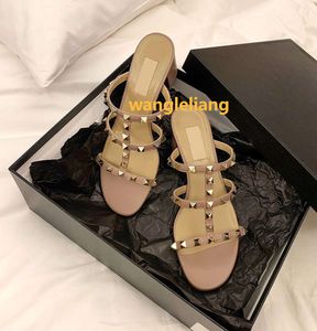 Hoge Kwaliteit Sandalen Luxe Designer Sandaal Zomer Dames Slide Schoenen Slipper 2024 Nieuwe Lederen Stud Naakt Klinknagel Dikke Hakken Veelzijdige Mode 6cm Hoge