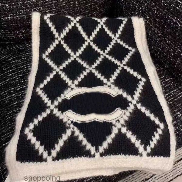 Bufandas de alta calidad Marca Cashmere Bufanda cuadrada Simple Negro Blanco Banda para el cabello Envolturas Bufandas Diseño popular Moda Calidez Regalo Familia