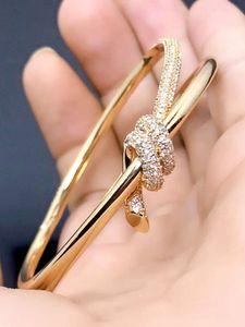 Hoogwaardige verkoop van roségouden Cross Knot Bracelet Women Fashion Temperament Brand Juwelier Feest Valentijnsdag Gift
