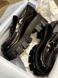 Chaussures de haute qualité Muisseaux de cuillère à vaches doux baskets de plate-forme en caoutchouc noir Black en cuir brillant pantoufle épaisse inférieure chaussure chunky rond sneaker chaussures de femmes baskets