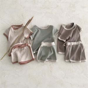 Hoogwaardige korte mouw shorts set kleurrijke strip zacht ribbing katoen baby peuters kleding babykleding pyjama 220507