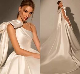 Robes de mariée satin simples de haute qualité One épaule arc élégant boho jardin une robe nuptiale