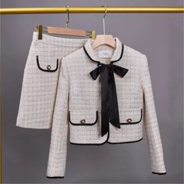 Small de haute qualité Costume en tweed pour femmes Automne Fashion Single-Basted Bow Coat Breft et Mini Jirt Two-Piece Set 240425