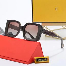 Lunettes de soleil carrées de haute qualité pour hommes et femmes pour les lunettes de métal élégantes de la plage en plein air.