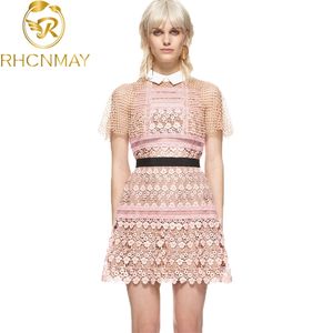 Hoogwaardige Summer Runway zelfportretjurken Elegant Hollow Out Patchwork Fashion Korte mini roze jurk 210506